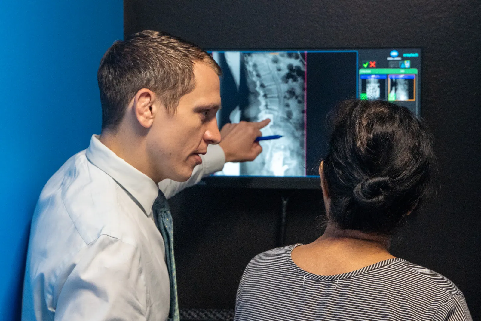dr showing his patients xray result
